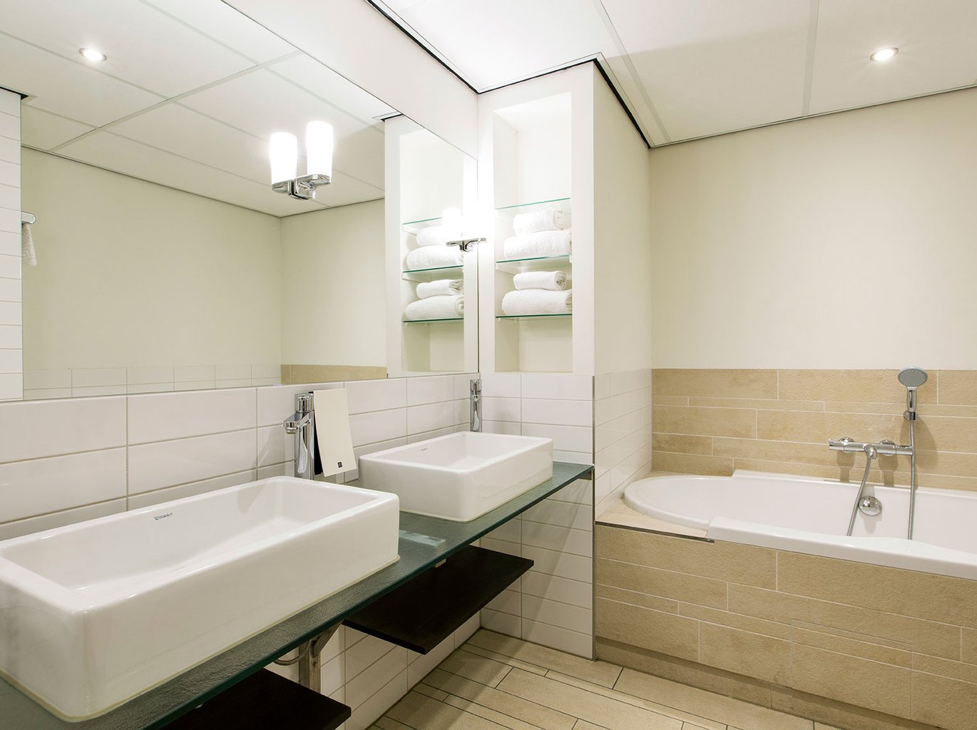 EH---ORANJE-HOTEL-LEEUWARDEN---EXECUTIVE-BADKAMER---1.jpg