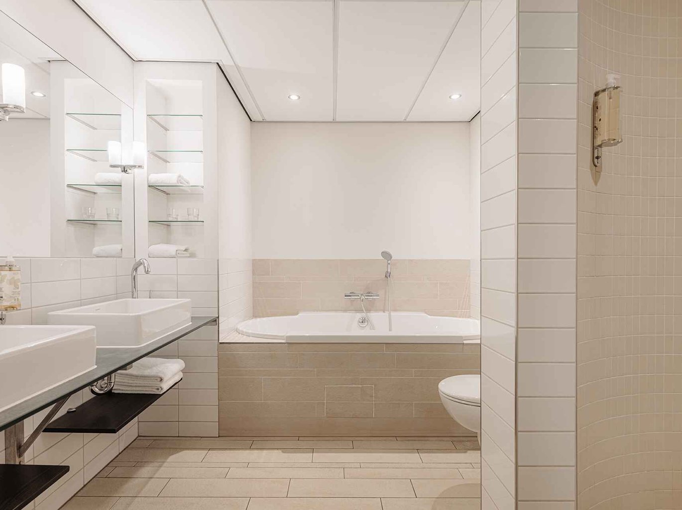 Oranje Hotel Leeuwarden Executive Bathroom