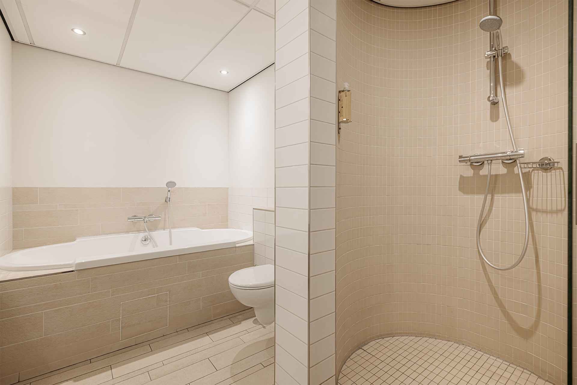 Oranje Hotel Leeuwarden Executive Bathroom
